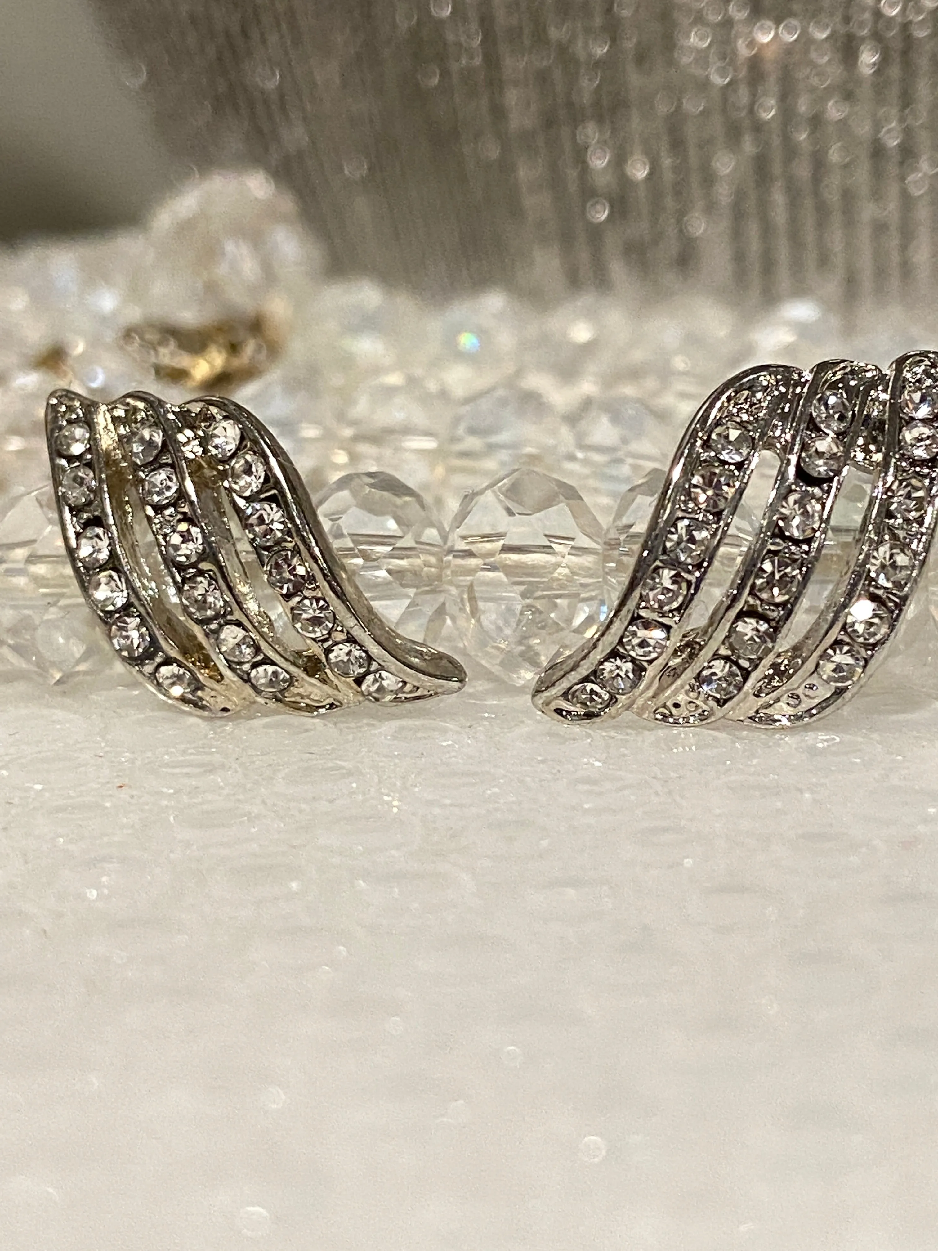 Gorgeous Silver Earrings with sparkling Crystals in 3 layers.