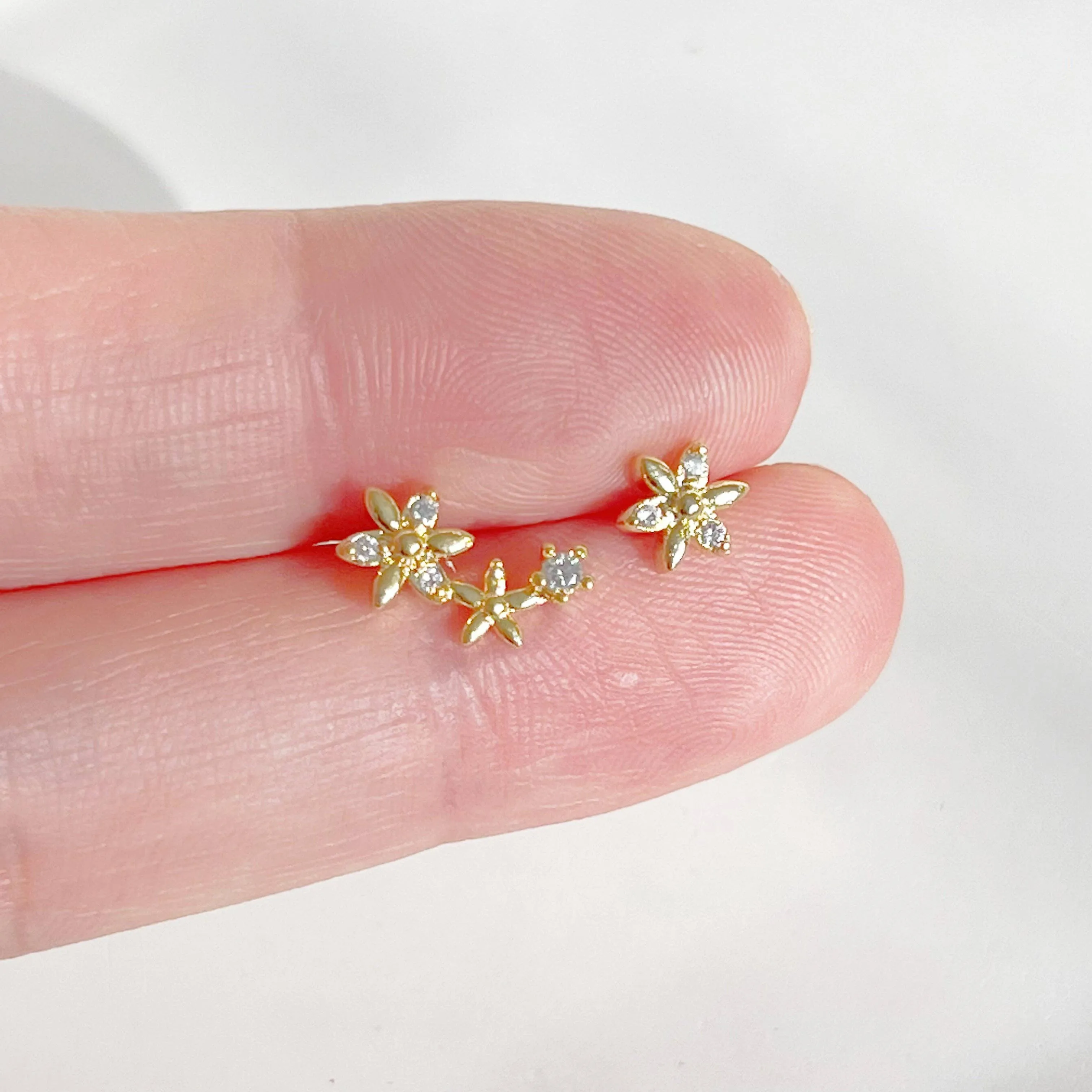 Ninaouity Mini Flowers Mismatch Stud Earrings