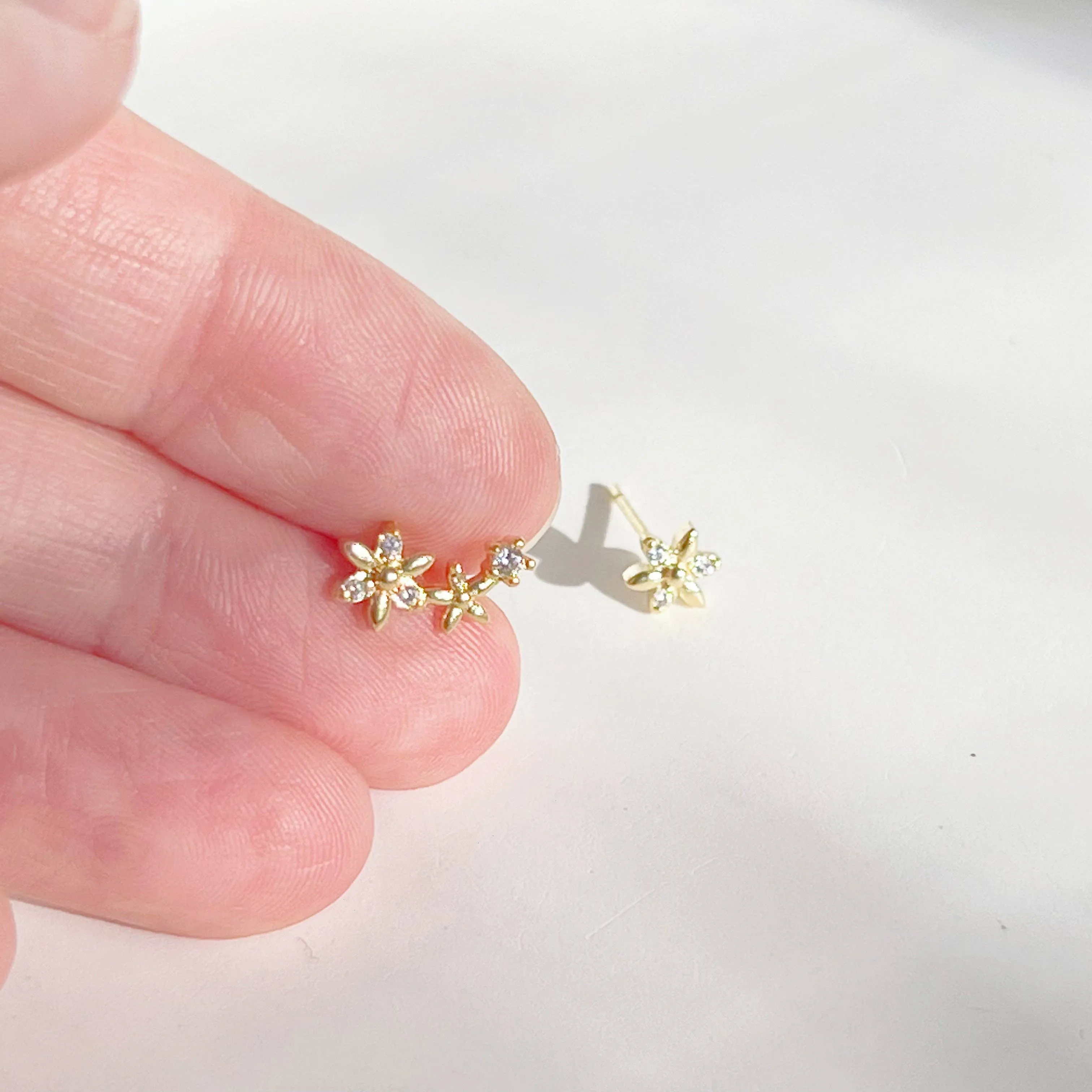 Ninaouity Mini Flowers Mismatch Stud Earrings