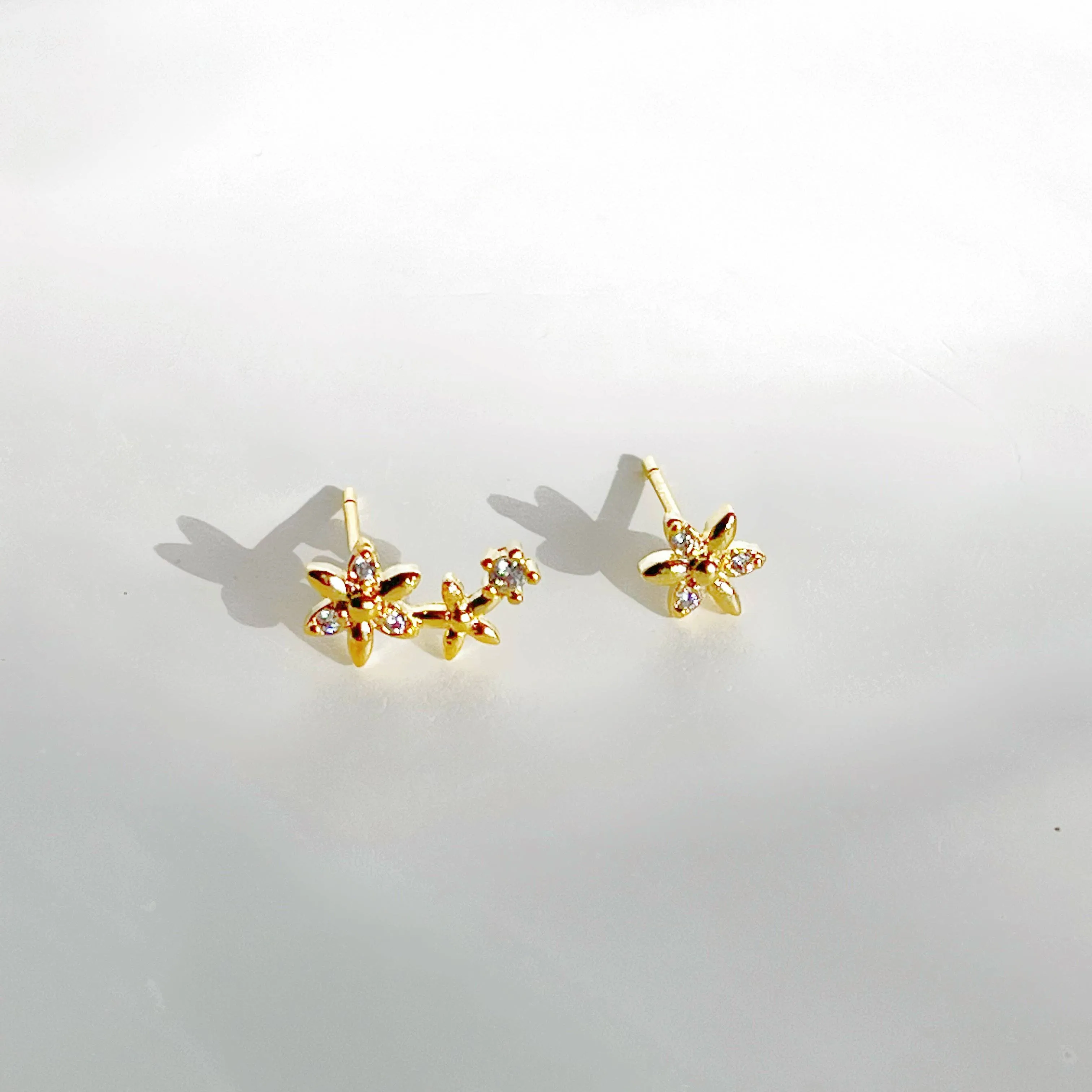 Ninaouity Mini Flowers Mismatch Stud Earrings