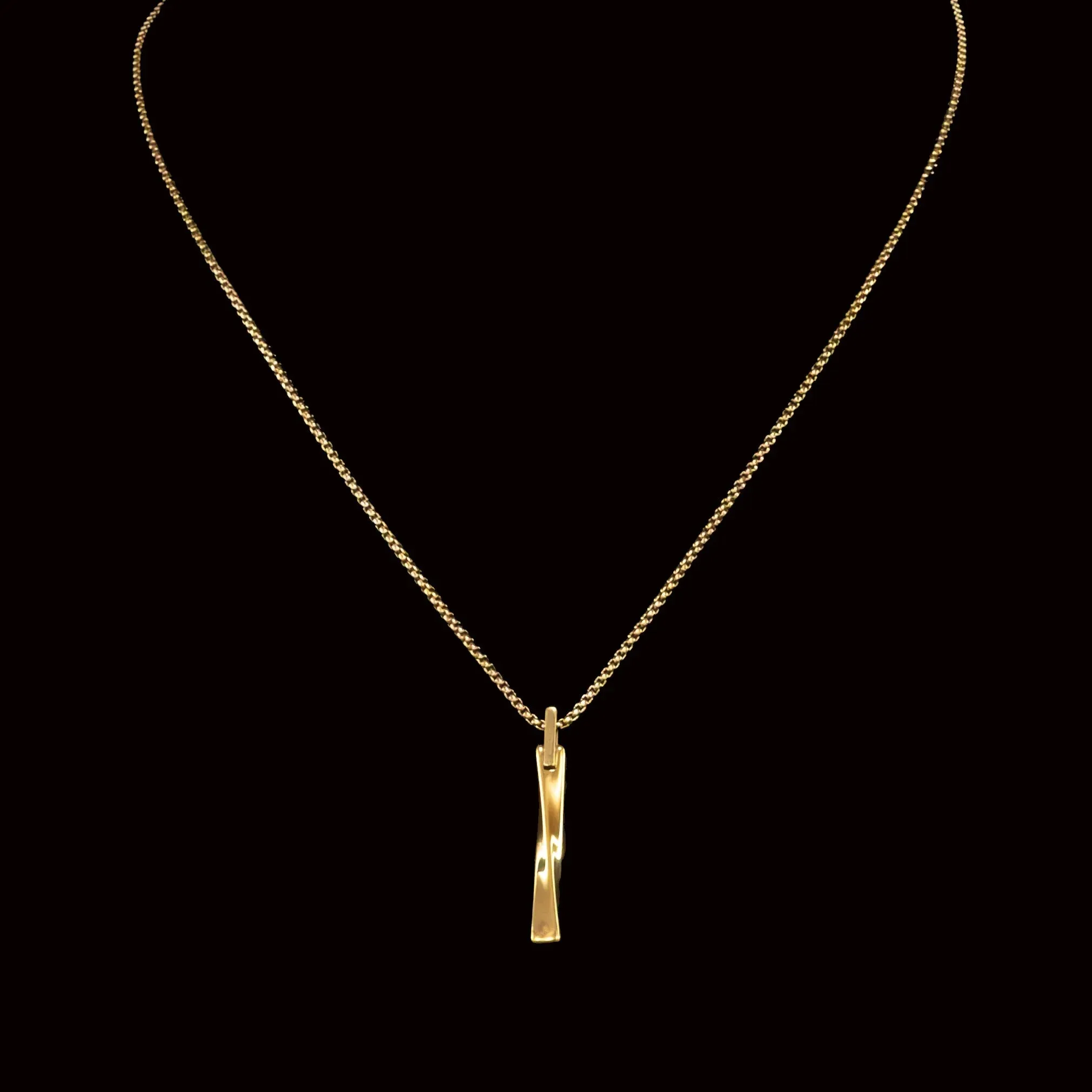 Quirinus Vertical Mobius Bar with Box Chain Necklace